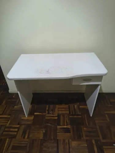 Escrivaninha branca com gaveta pequena na lateral