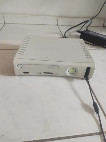 Xbox 360 com dois controles e diversos jogos.