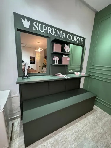 MÓVEL EM MDF NA COR VERDE ESCURO