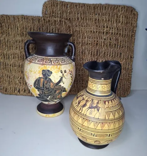Dupla com dois vasos gregos em cerâmica pintada a mão