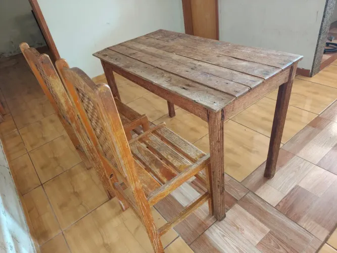 Mesa de madeira com 2 cadeiras usada ((ENTREGO GRATIS))