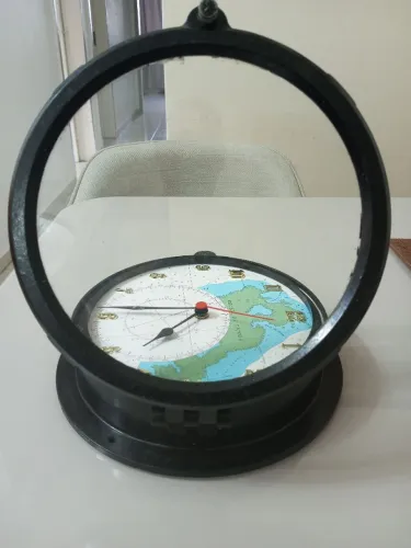 Relógio de antepara de navio