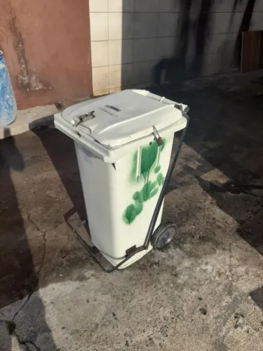 Lixeira de carrinho com rodas