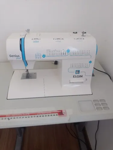 Vendo máquina de costura semi-nova