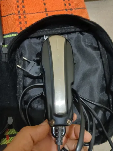 VENDE-SE UMA MÁQUINA DE CORTAR CABELO COM ACESSÓRIOS 