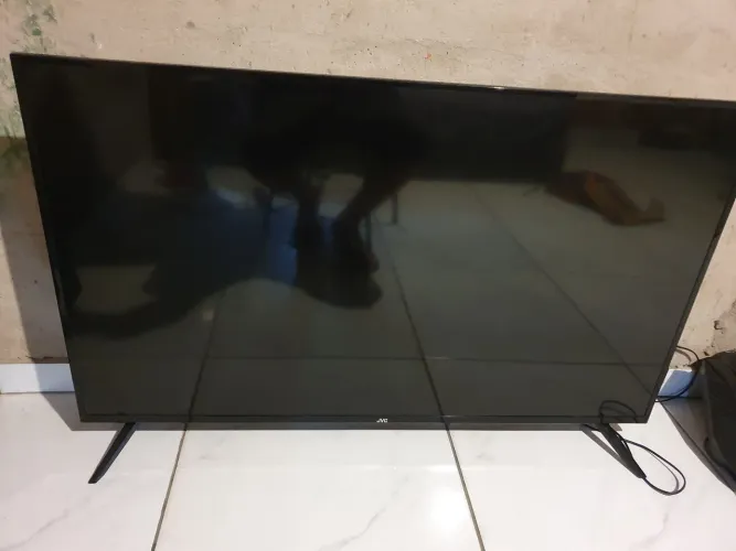 TV SMART JVC 50 PL TELA AZUL DEFEITO