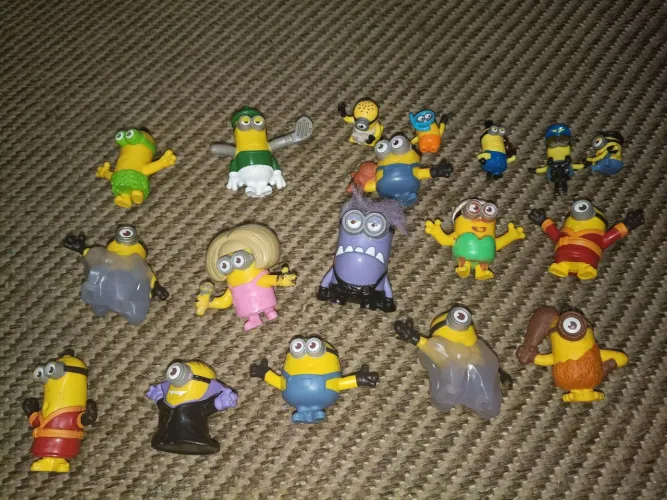 Brinquedos Míninos, kit com 18 peças.Mc Donalds e Kinder ovo 