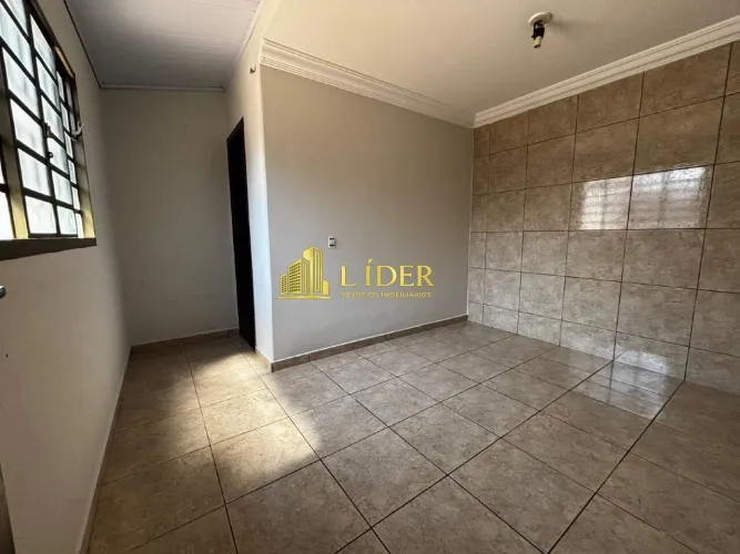 Bela casa térrea com 187m2 de construção em terreno de 240m2 à venda no bairro Planalto