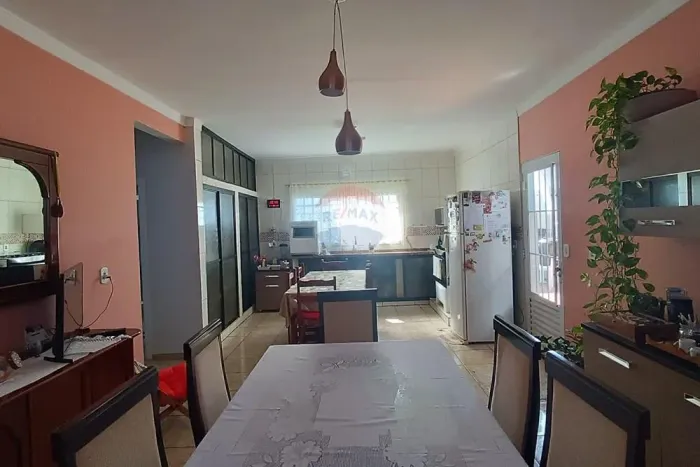 Casa com 4 dormitórios à Venda com 2 salas alugadas -Jardim Europa, Jaguariúna SP(Aceita t