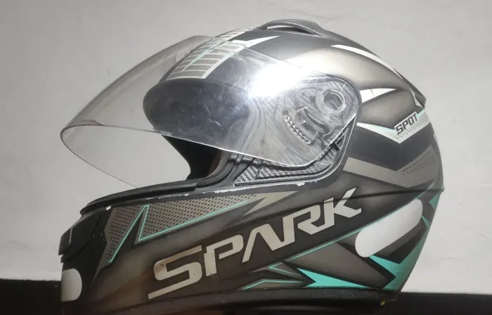 Vendo Baú Givi 32l, bagageiro da fazer 250 dás novas e capacete.