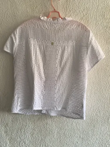 Blusa branca tecido caça bordada usada poucas vezes 