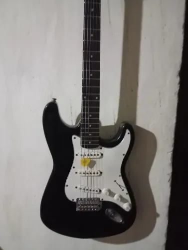 Vende-se esta guitarra dolphin