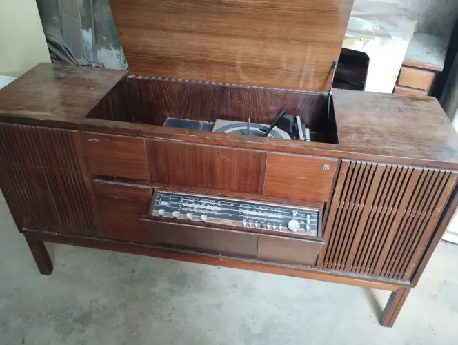 Antiga rádio vitrola Philips Stereo anos 60' e 70' no estado veja as fotos e a descrição 