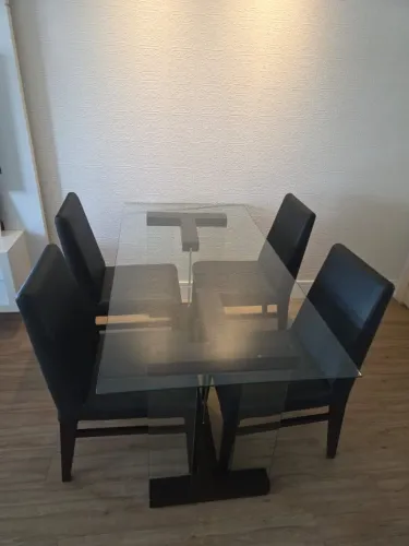 Mesa com tampo de vidro + 4 cadeiras pretas