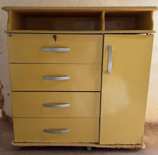 Cômoda de 4 gavetas