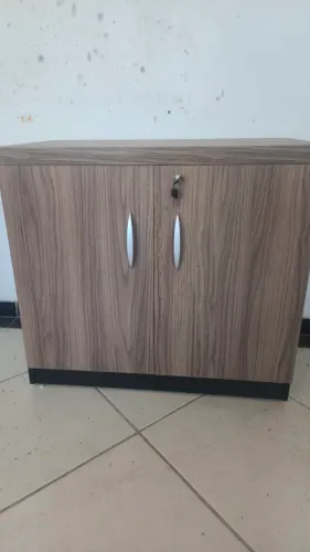 Mesa, armário de escritório pta impressora e Armário alto fechado