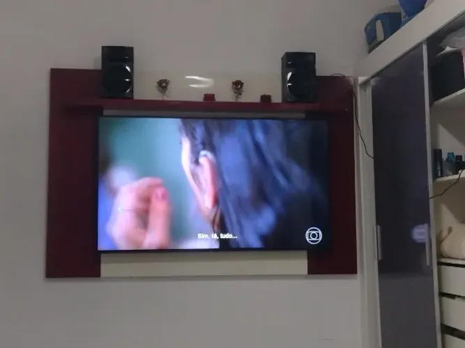 Rack para tv na cor vinho com branco.