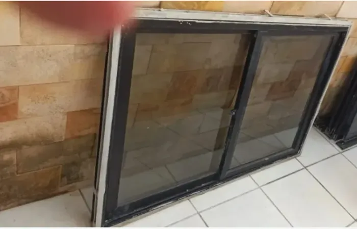 Vendo janela em alumínio preto