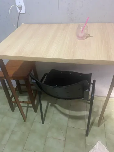 Mesa retrátil , própria para ambientes pequenos
