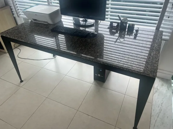 Mesa para escritório/estudo com tampo de granito, armação e pés de ferro, sem gavetas.