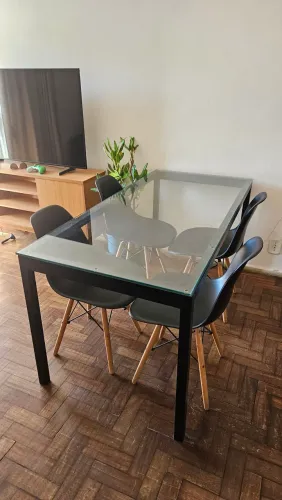 Mesa de ferro com tampo em vidro + 4 cadeiras estilo Eames Eiffel