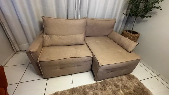 Sofá retrátil em linho bege 1,000