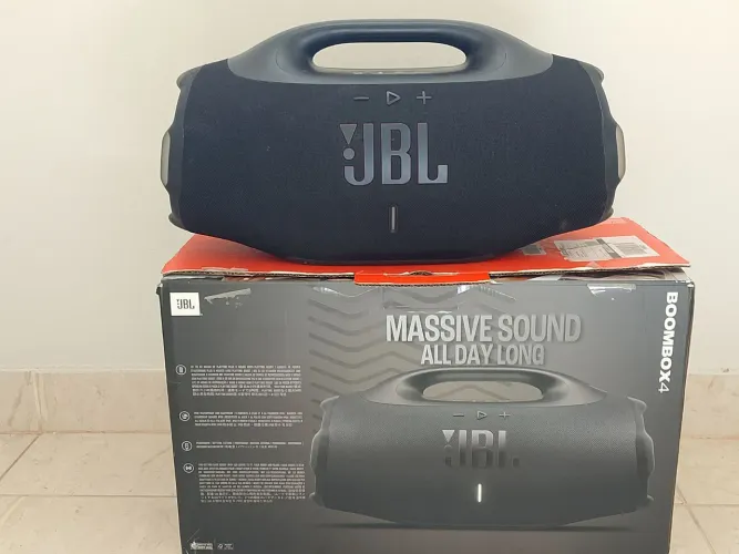 JBL boombox 4