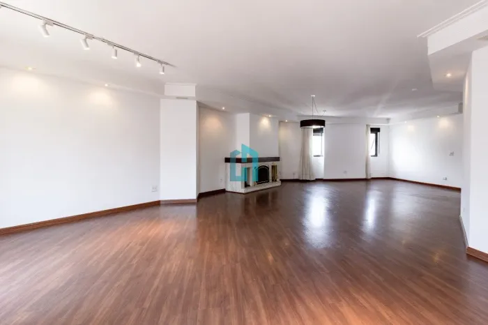 Triplex de Alto Padrão em Moema - 482 m², 4 Suítes e Piscina Privativa