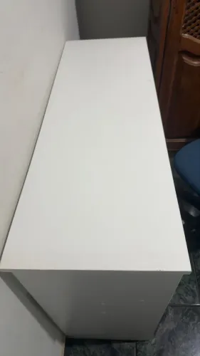 Mesa de manicure com a cadeira