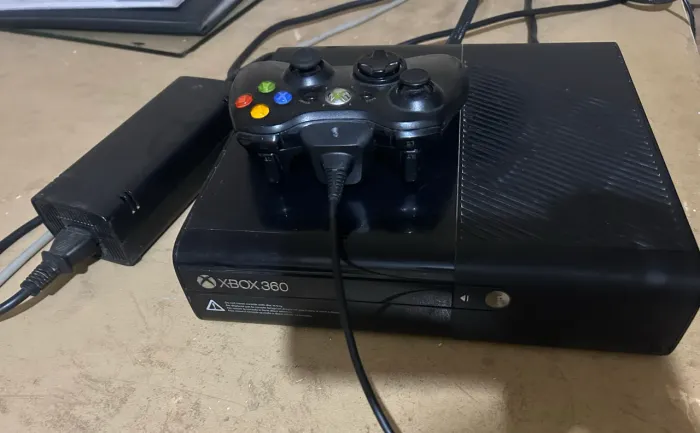 Xbox 360 ( DESBLOQUEADO) 26 jogos e 2 controles