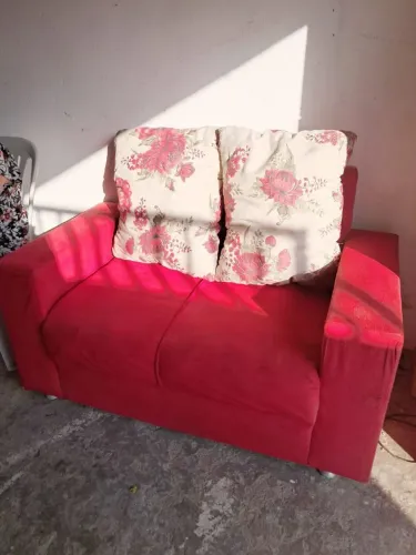 Sofa 2 lugares com 2 almofadas 