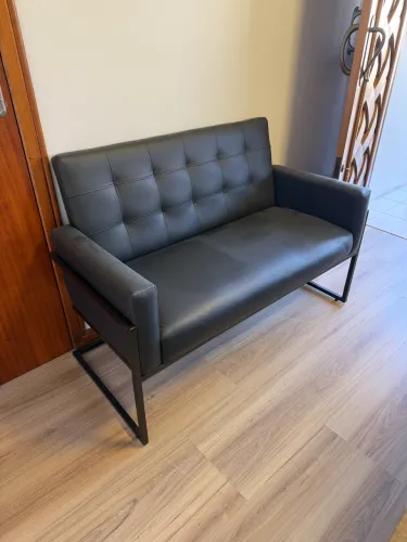 Sofá Namoradeira Preto Base em Ferro