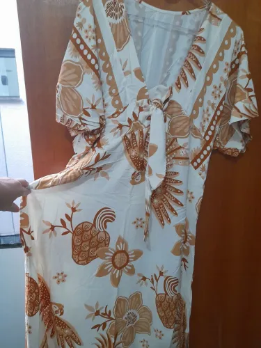 Vestido branco com fundo terroso estampado, super estiloso. Veste GG.