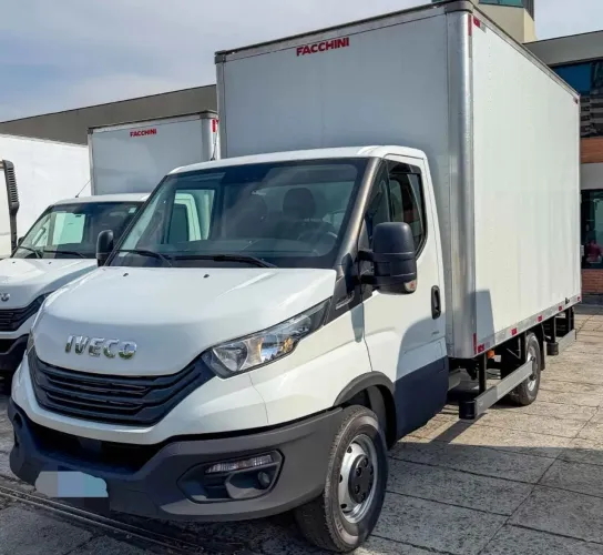 Transfiro a dívida,Iveco Daily 35-160 baú e plataforma hidráulica ano 2023
