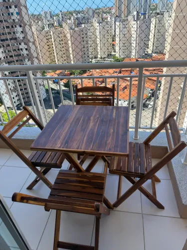 Mesa de madeira para varanda com 4 cadeiras dobráveis