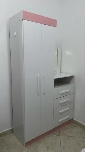 Guarda-roupas infantil com mini penteadeira