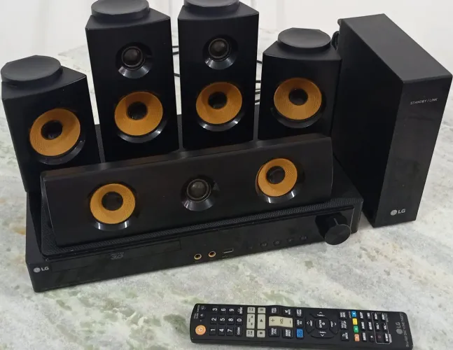 Home Theater Blu-Ray 3D LG Wireless 1200W RMS - LHB725W