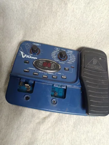 Pedaleira Behringer X V-AMP LX1-X. 