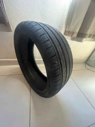 PNEU NOVO ! 215/35 R18