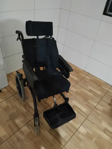 Vende se uma cadeira de rodas especial