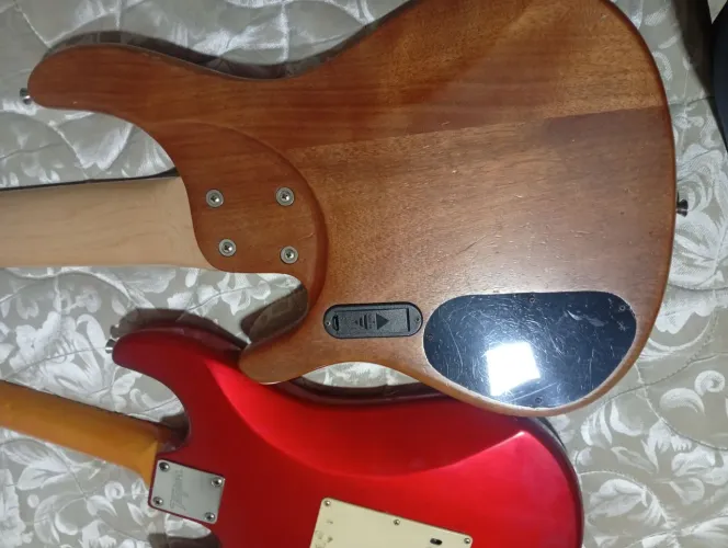 Vendo um contra bass e uma guitarra valor do Bass 2,500 guitarra 800 top sem nenhum def