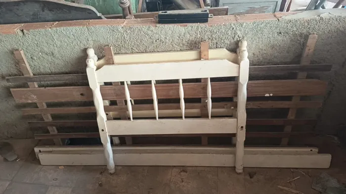 Vendo cama de solteiro de madeira