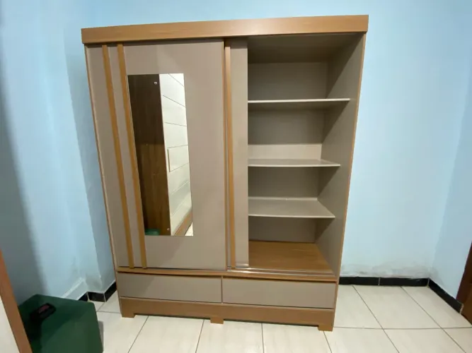 Guarda roupa semi novo