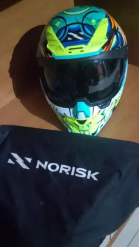 Vendo este lindo capacete semi novo norisk rock está sem as viseiras somente com o óculos