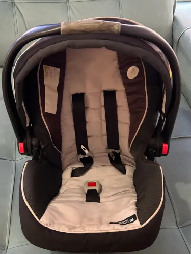 Vendo cadeirinha de balanço que faz massagem no bebê e bebê conforto