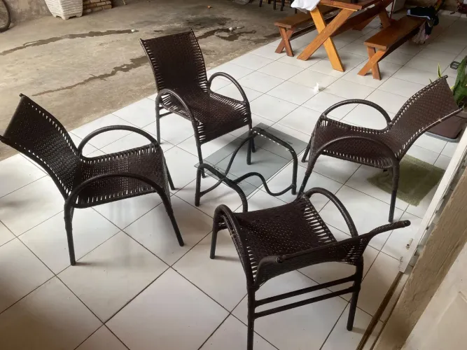 Conjunto com 4 cadeiras + 1 mesinha de centro