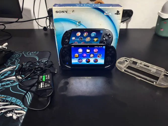 PS Vita OLED (Modelo PCH-1010) COMPLETO NA CAIXA + Cartão 128GB + Acessórios