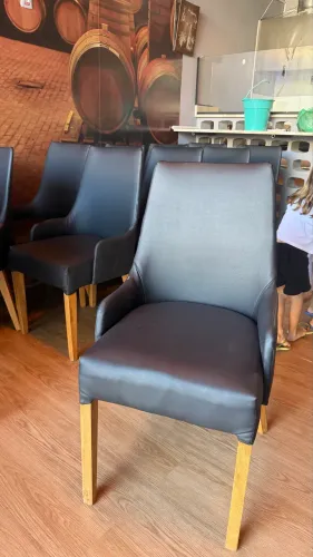 Vende-se cadeira estilo poltrona acolchoada preta
