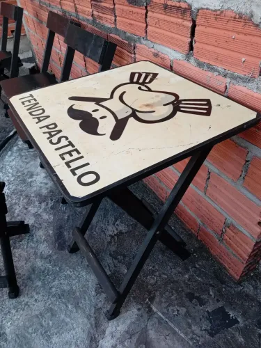 Mesas e cadeiras