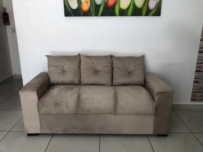 Sofá de três lugares com almofada